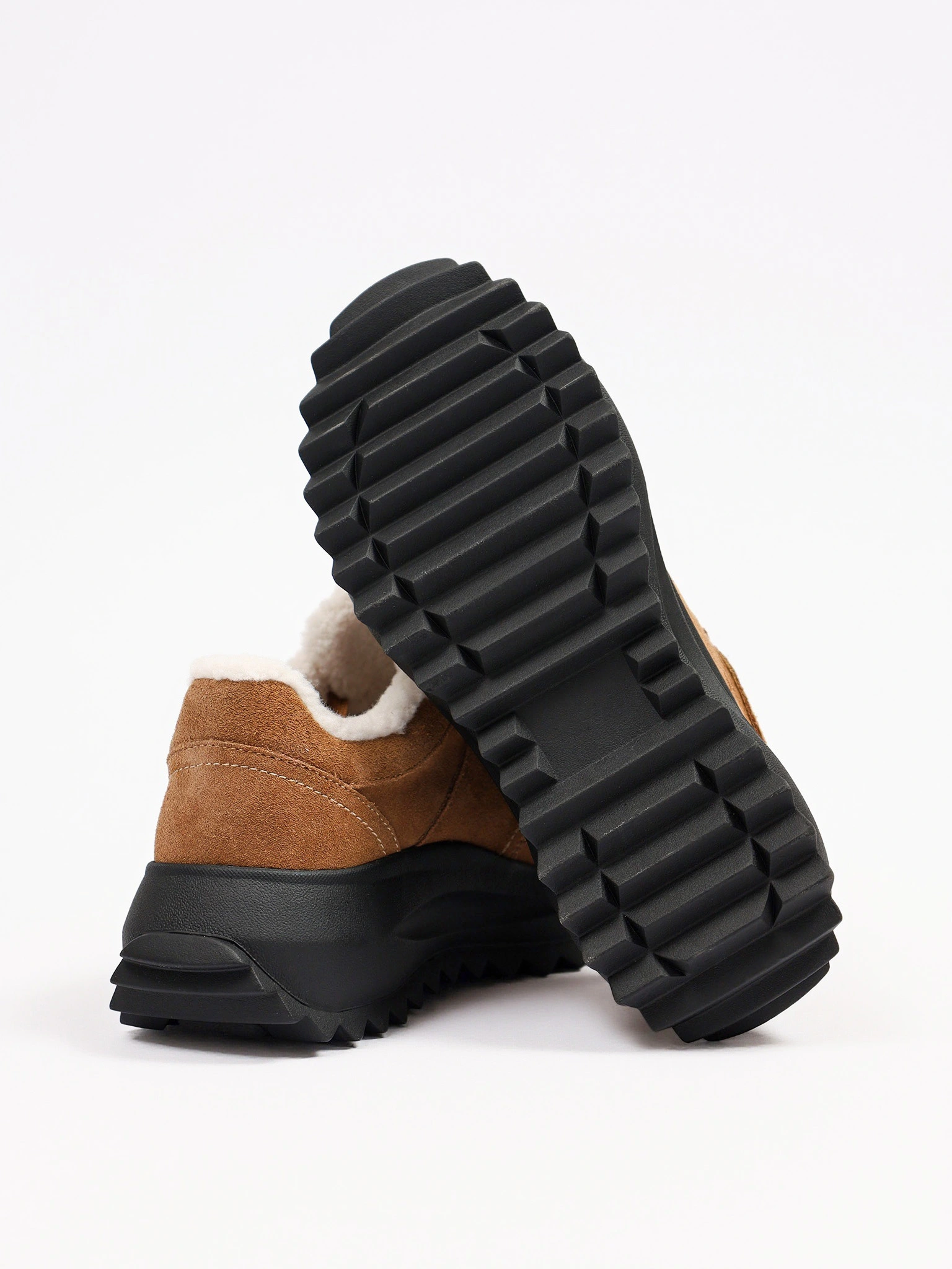 Кроссовки коричневого цвета на рельефной подошве